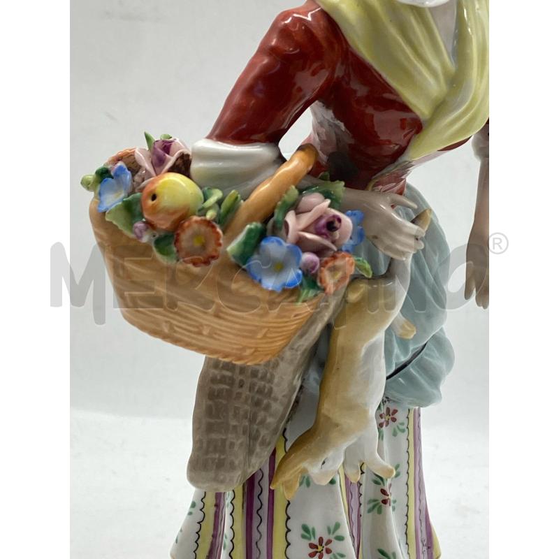 STATUINACAPODIMONTE DAMA COIN CESTO FIORI  | Mercatino dell'Usato Torino c.so traiano 2
