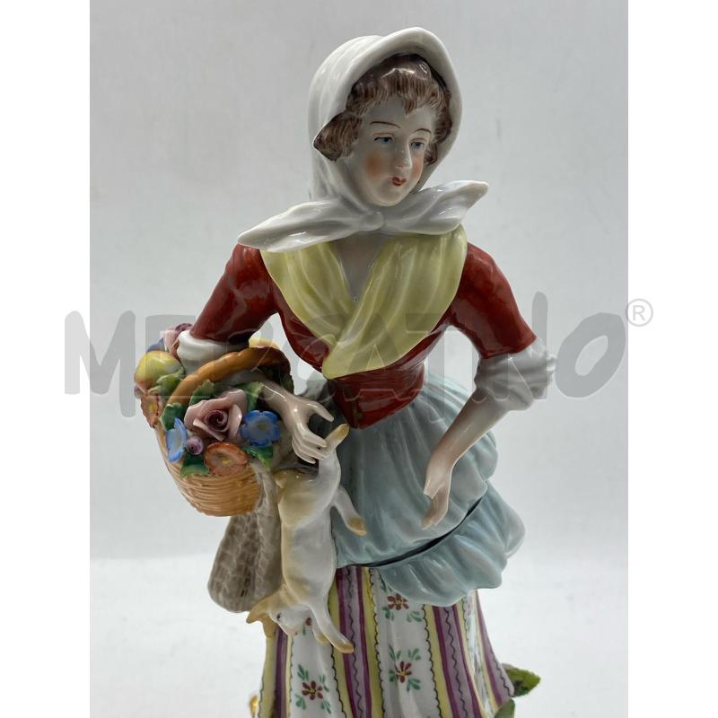 STATUINACAPODIMONTE DAMA COIN CESTO FIORI  | Mercatino dell'Usato Torino c.so traiano 5