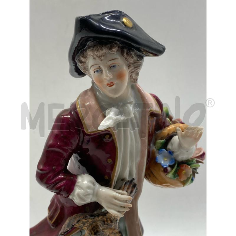 STATUINA CAPODIMONTE PERSONAGGIO CON CESTO FIORI | Mercatino dell'Usato Torino c.so traiano 2