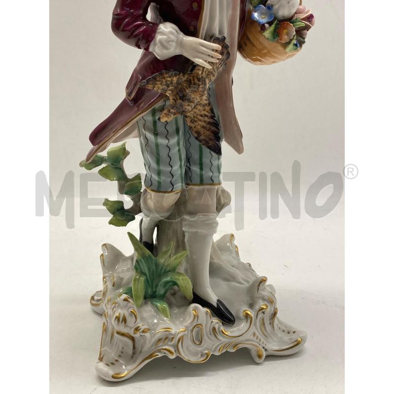 STATUINA CAPODIMONTE PERSONAGGIO CON CESTO FIORI | Mercatino dell'Usato Torino c.so traiano 3