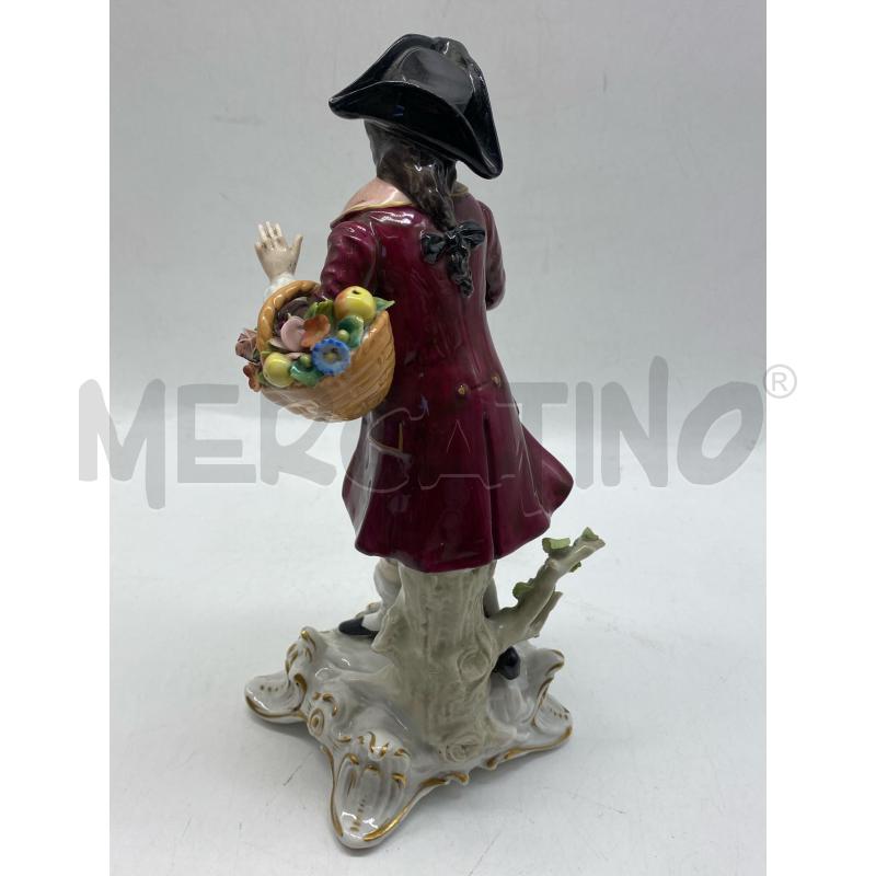 STATUINA CAPODIMONTE PERSONAGGIO CON CESTO FIORI | Mercatino dell'Usato Torino c.so traiano 4