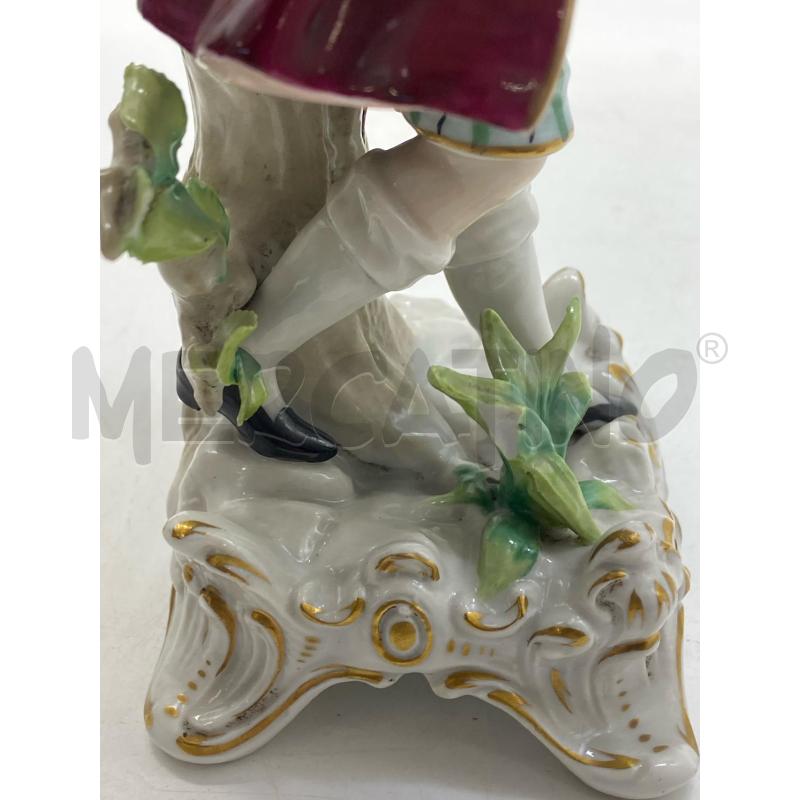 STATUINA CAPODIMONTE PERSONAGGIO CON CESTO FIORI | Mercatino dell'Usato Torino c.so traiano 5