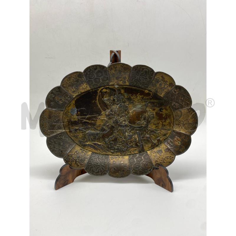 VASSOIETTO METALLO ANTICO ALTORILIEVO GUERRIERO SAMURAI | Mercatino dell'Usato Torino c.so traiano 1