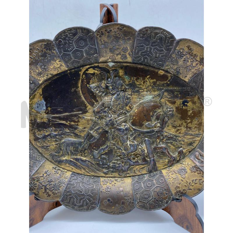 VASSOIETTO METALLO ANTICO ALTORILIEVO GUERRIERO SAMURAI | Mercatino dell'Usato Torino c.so traiano 2