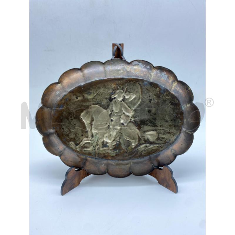 VASSOIETTO METALLO ANTICO ALTORILIEVO GUERRIERO SAMURAI | Mercatino dell'Usato Torino c.so traiano 3