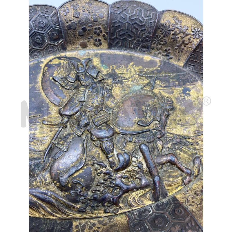 VASSOIETTO METALLO ANTICO ALTORILIEVO GUERRIERO SAMURAI | Mercatino dell'Usato Torino c.so traiano 5