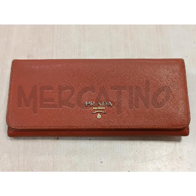 PORTA FOGLIO PRADA IN PELLE MARRONE SCRITTE DORATE  | Mercatino dell'Usato Torino tenivelli 1