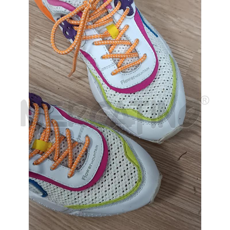 SNEAKERS DONNA FLOWER MOUNTAIN BIANCHE INSERTI COLORI ROSA BLU GIALLO ARANCIONE  | Mercatino dell'Usato Torino tenivelli 3