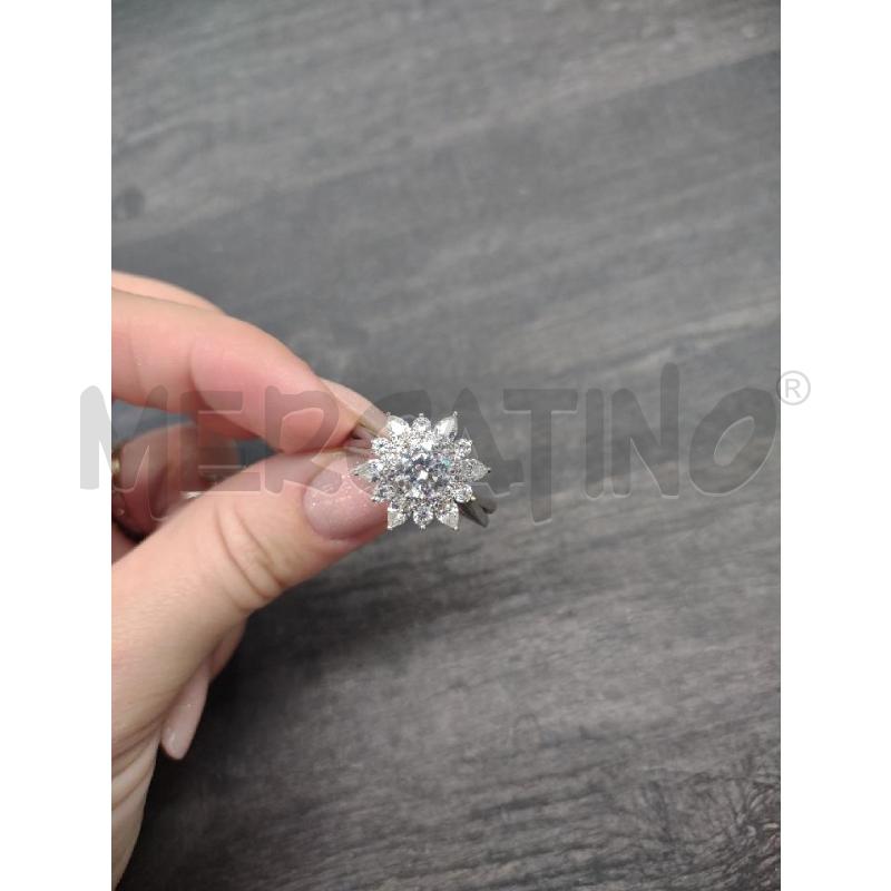 ANELLO DONNA A FORMA FIORE ZIRCONI | Mercatino dell'Usato Settimo torinese 2