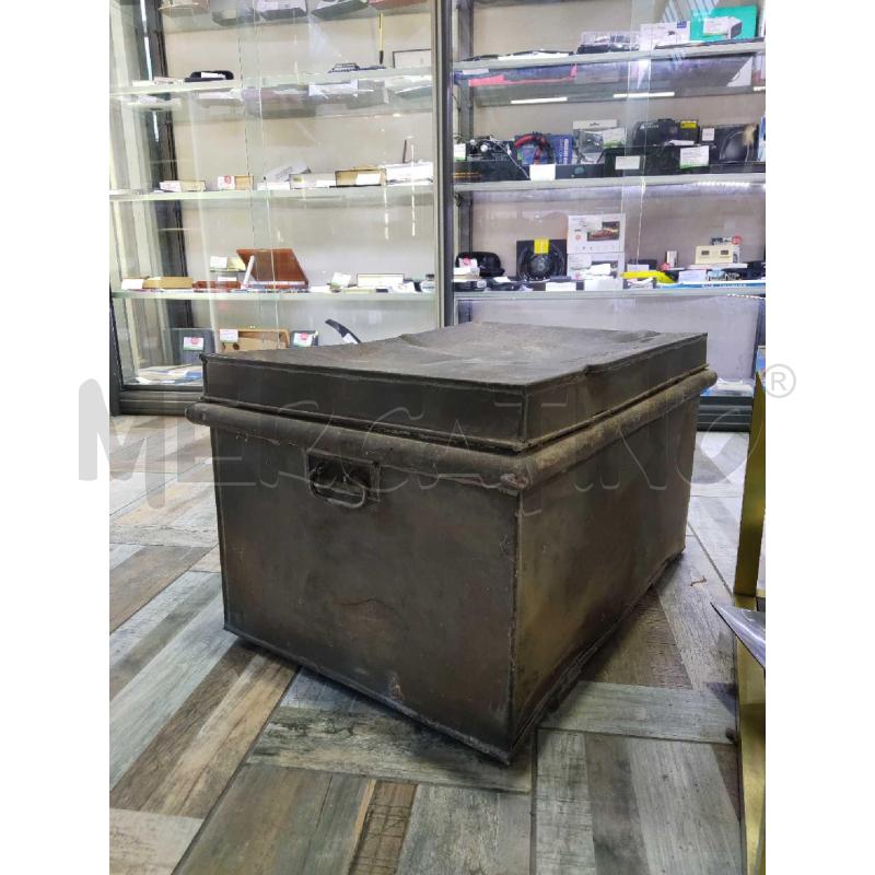 BAULE IN FERRO ANTICO CON MANIGLIE  | Mercatino dell'Usato Settimo torinese 3