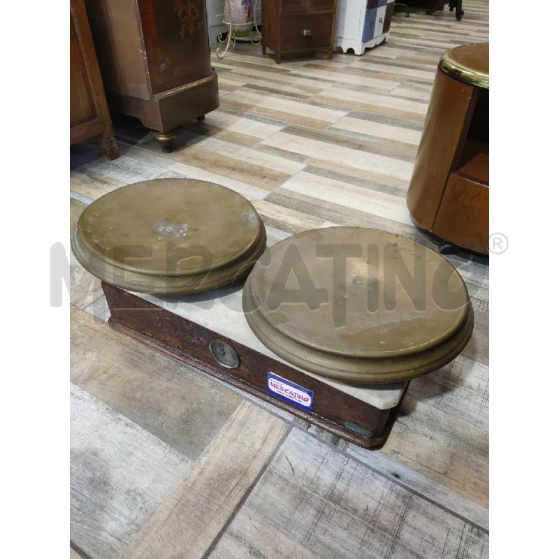 BILANCIA VINTAGE MARRONE CON RIPIANO BIANCO | Mercatino dell'Usato Settimo torinese 1