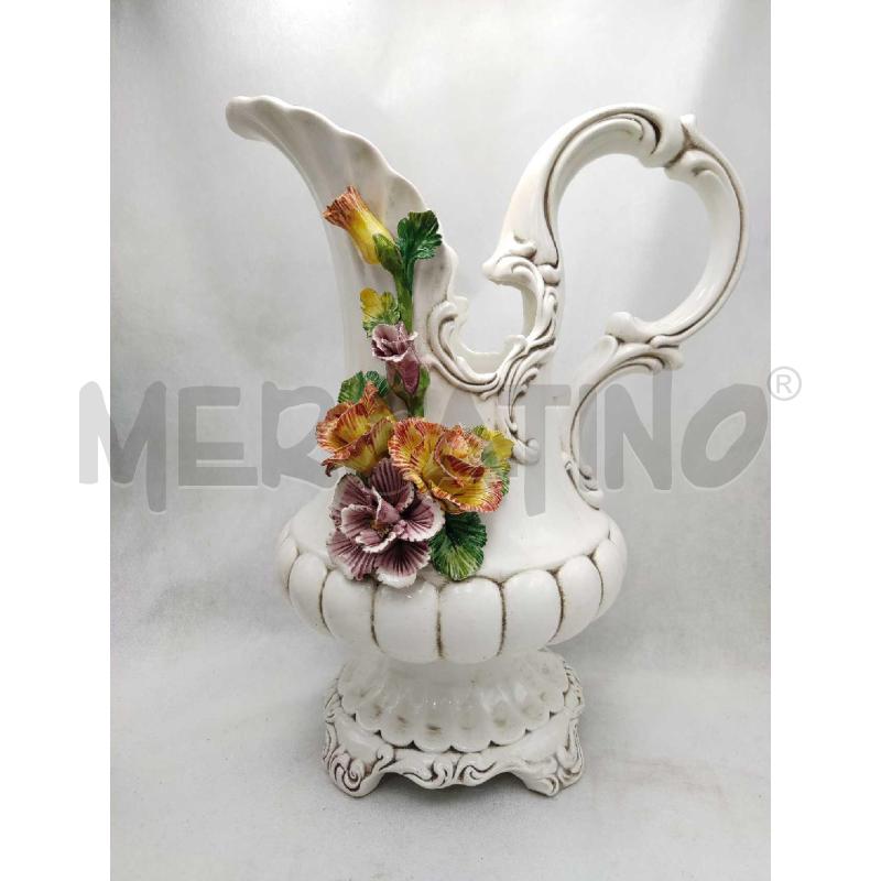 CARAFFA BASSANO BIANCA CON FIORI RILIEVO | Mercatino dell'Usato Settimo torinese 1
