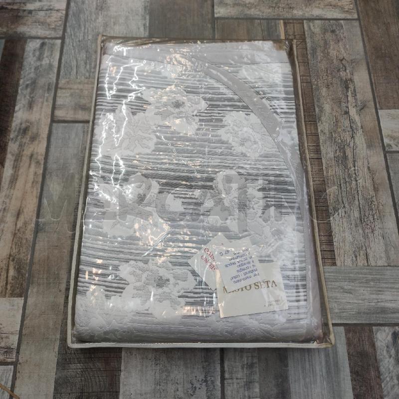 COPRILETTO A.CARLUCCI GRIGIO RIGHE FIORI BIANCHI | Mercatino dell'Usato Settimo torinese 1