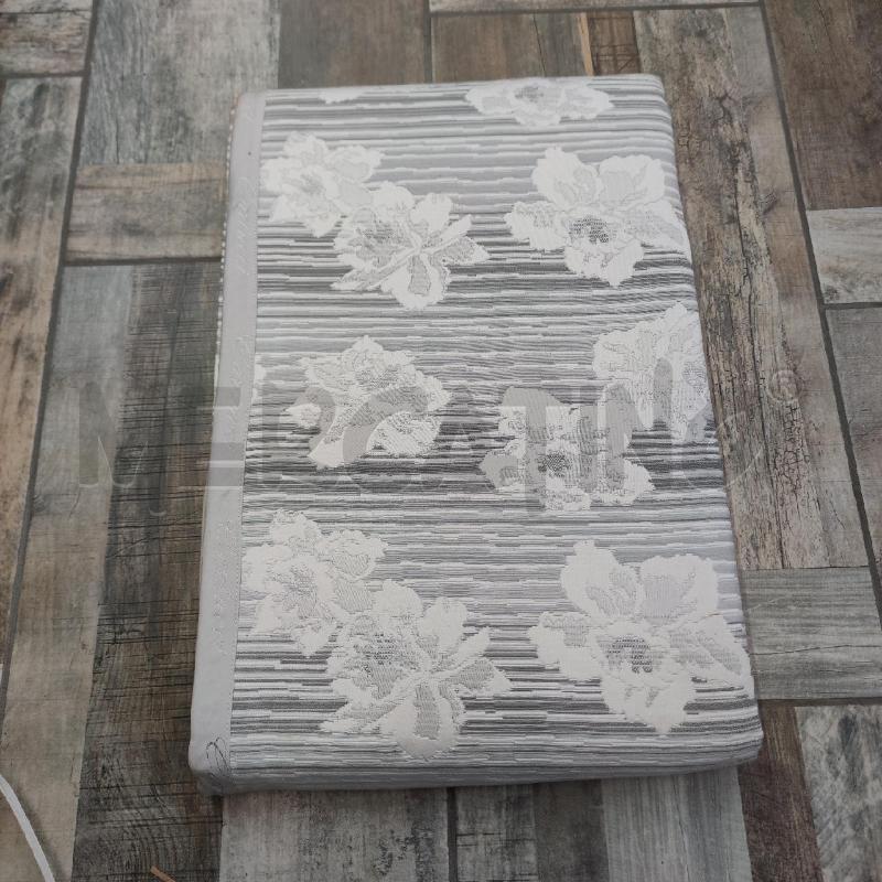 COPRILETTO A.CARLUCCI GRIGIO RIGHE FIORI BIANCHI | Mercatino dell'Usato Settimo torinese 2