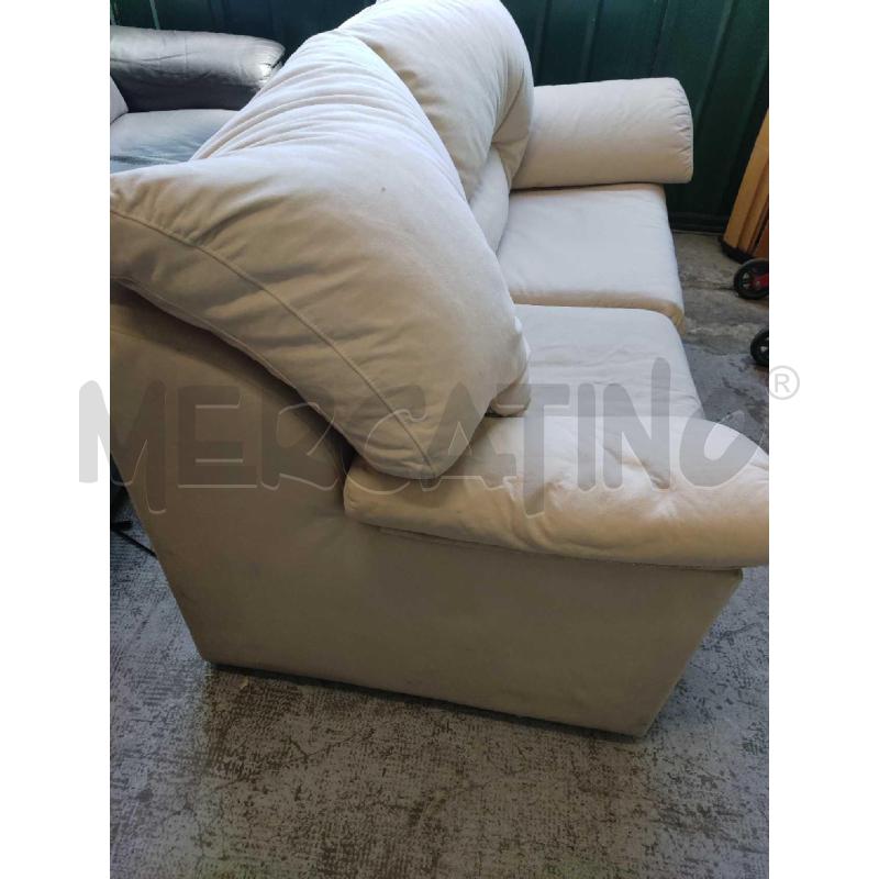 DIVANETTO DUE POSTI COLOR CREMA | Mercatino dell'Usato Settimo torinese 3