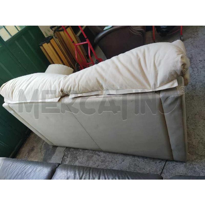 DIVANETTO DUE POSTI COLOR CREMA | Mercatino dell'Usato Settimo torinese 4