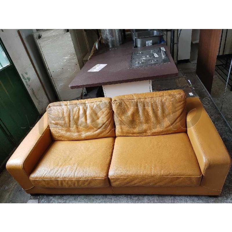 DIVANO TRE POSTI ARANCIONE | Mercatino dell'Usato Settimo torinese 2