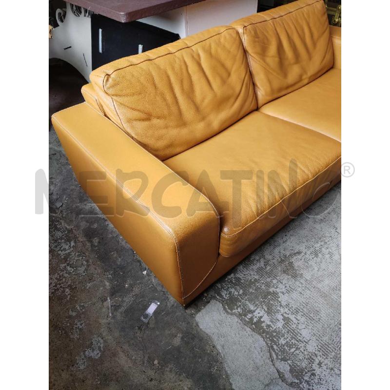 DIVANO TRE POSTI ARANCIONE | Mercatino dell'Usato Settimo torinese 3
