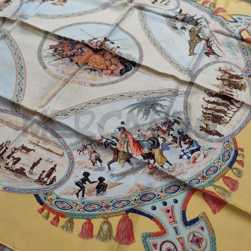 FOULARD HERMES SETA GIALLO CAVALIERI E TRIBU AFRICANE | Mercatino dell'Usato Settimo torinese 3