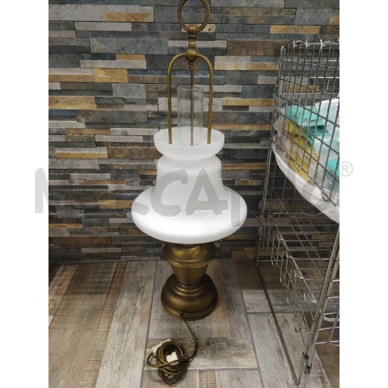 LAMPADA DA TAVOLA BASE OTTONE PARALUME CERAMICA BIANCA | Mercatino dell'Usato Settimo torinese 1
