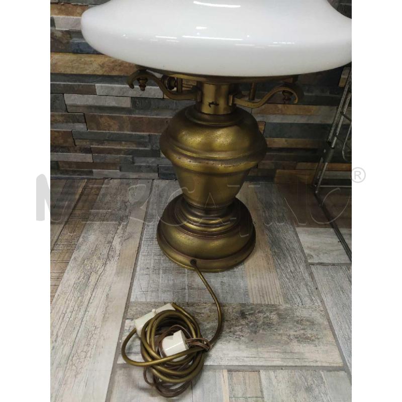 LAMPADA DA TAVOLA BASE OTTONE PARALUME CERAMICA BIANCA | Mercatino dell'Usato Settimo torinese 2