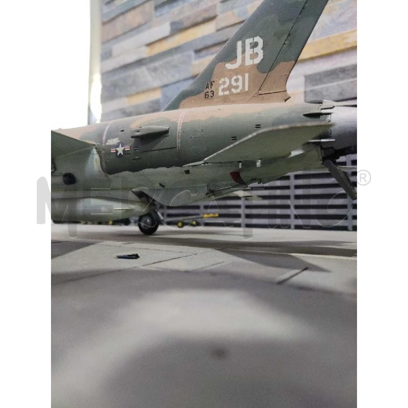 MODELLINO JET AMERICANO CON SOLDATI PISTA ATTERRAGGIO | Mercatino dell'Usato Settimo torinese 3