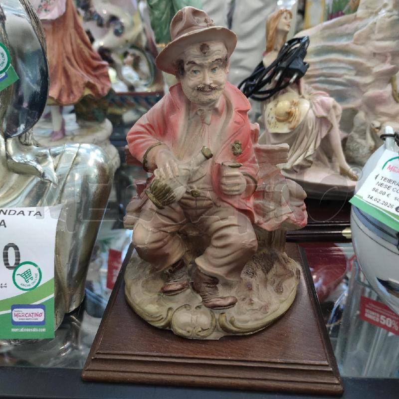 STATUINA ANZIANO CON BOTTIGLIA E CAPPELLO  | Mercatino dell'Usato Settimo torinese 1