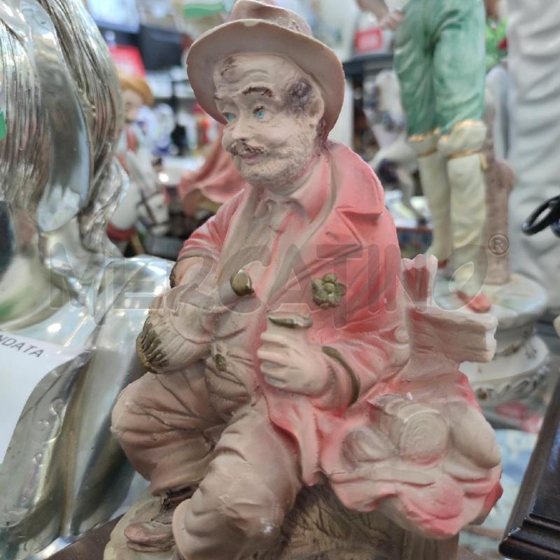 STATUINA ANZIANO CON BOTTIGLIA E CAPPELLO  | Mercatino dell'Usato Settimo torinese 2