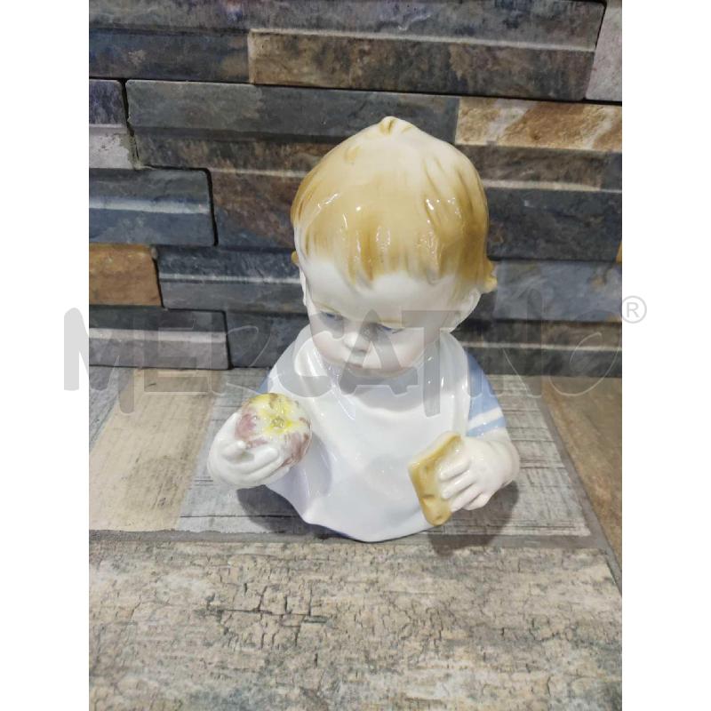 STATUINA BAMBINO GERMANY 0669 CON BISCOTTO E MELA | Mercatino dell'Usato Settimo torinese 1