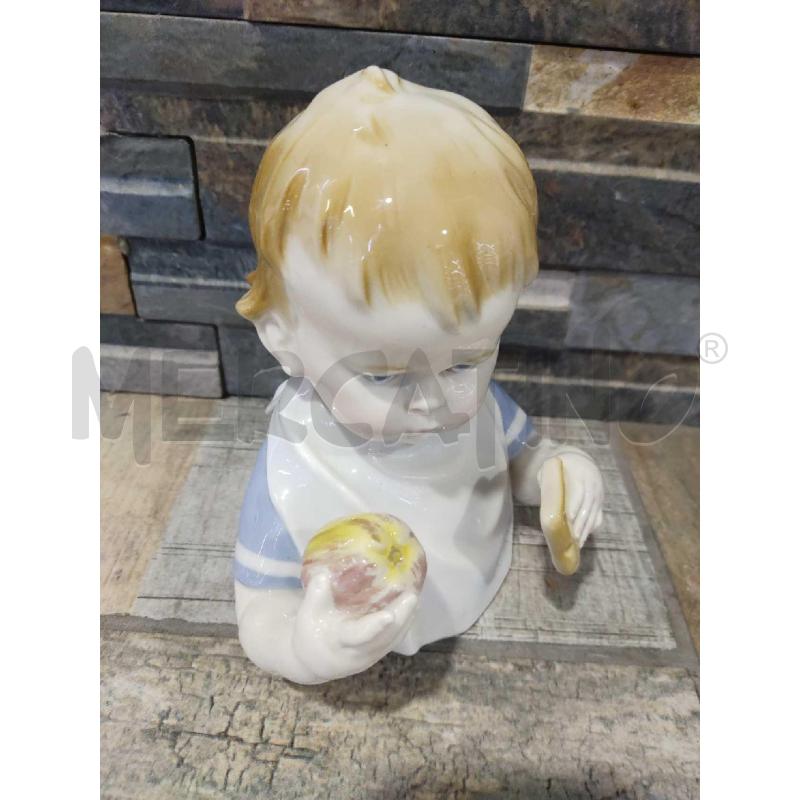 STATUINA BAMBINO GERMANY 0669 CON BISCOTTO E MELA | Mercatino dell'Usato Settimo torinese 2