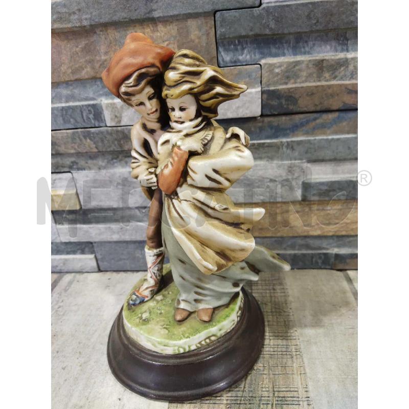 STATUINA COPPIA CON BASE IN LEGNO | Mercatino dell'Usato Settimo torinese 2