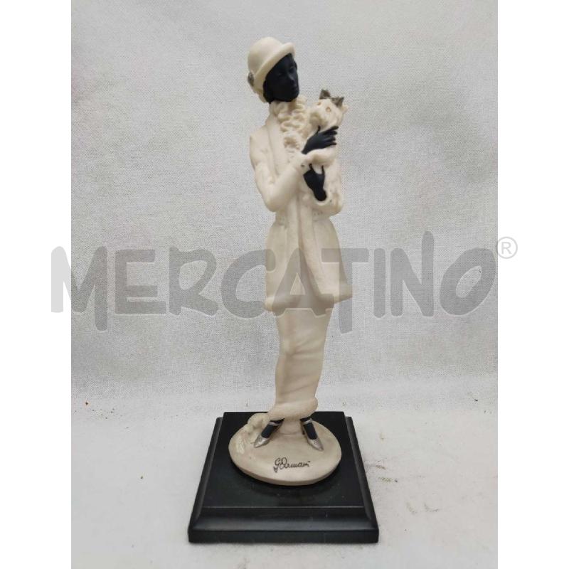 STATUINA GIUSSEPE ARMANI SIGNORA CON CANE  | Mercatino dell'Usato Settimo torinese 1