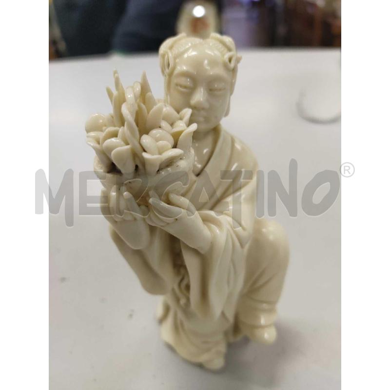 STATUINA PICCOLA DAMA CON CESTINO FIORI | Mercatino dell'Usato Settimo torinese 1