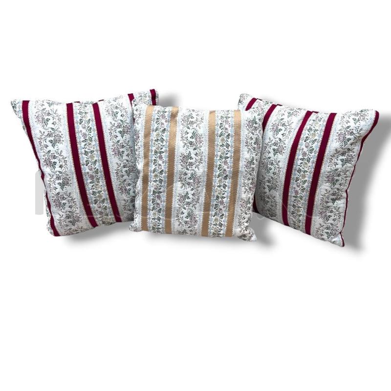 CUSCINO 3 PZ. FIORI RIGHE ROSSE ORO 35X35 | Mercatino dell'Usato Rivoli 1
