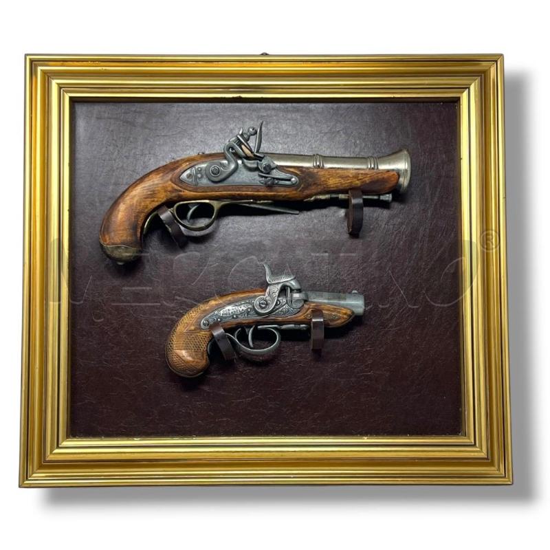 QUADRO CON 2 REPLICHE PISTOLE  | Mercatino dell'Usato Rivoli 1