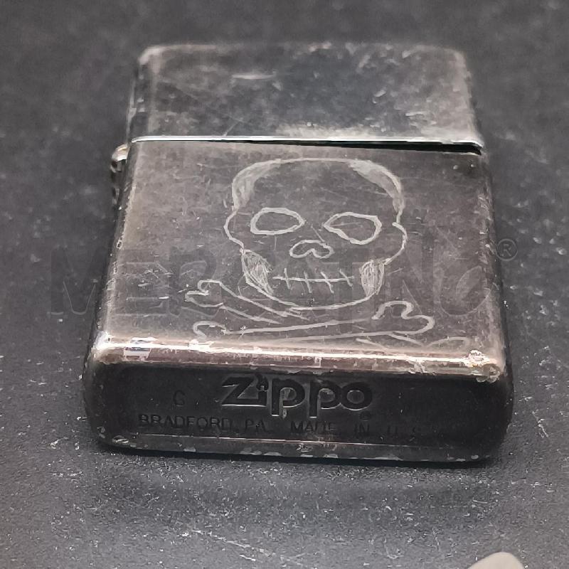 ACCENDINO ZIPPO ARGENTATO VINTAGE CON TESCHIO | Mercatino dell'Usato Burolo 1