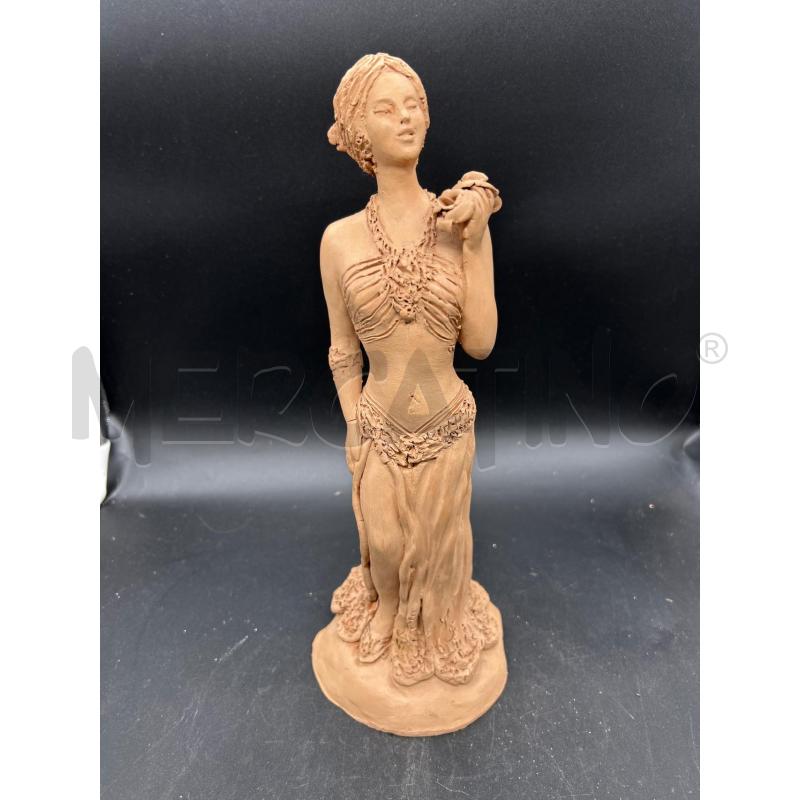 SCULTURA DONNA CON FIORI DI AVIA | Mercatino dell'Usato Burolo 1