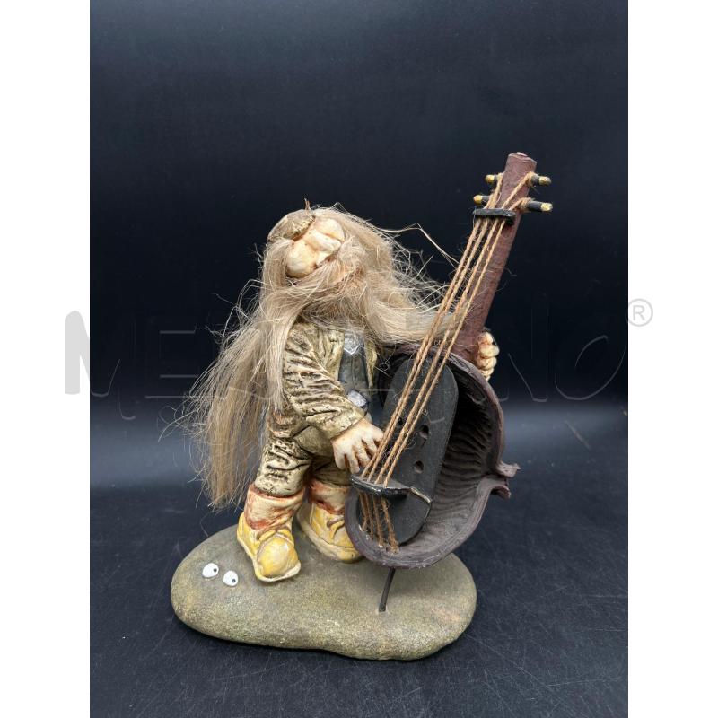 STATUA UOMO CON STRUMENTO MUSICALE | Mercatino dell'Usato Burolo 1