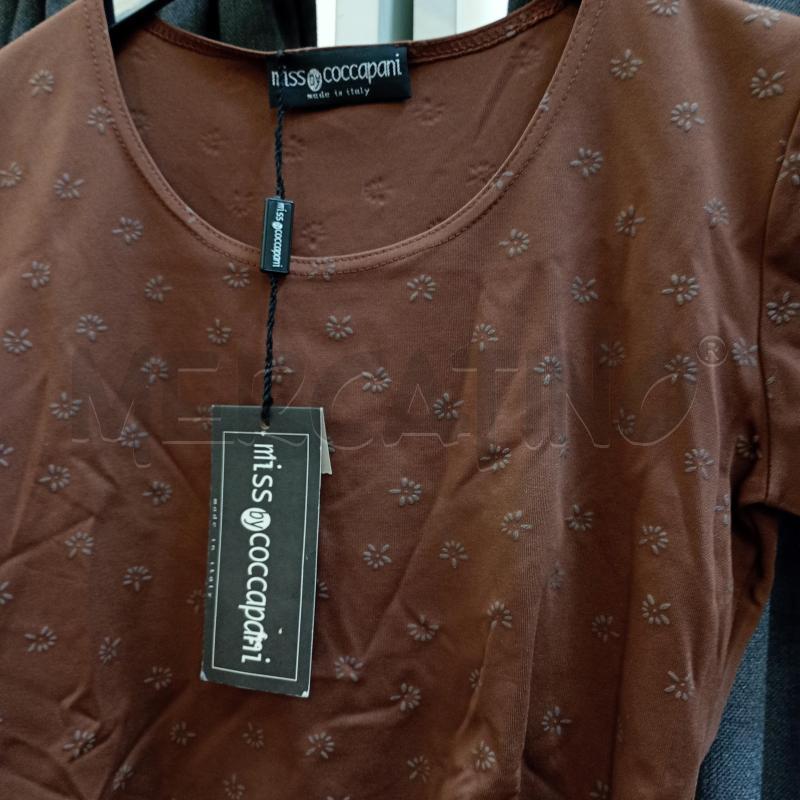 T SHIRT DONNA COCCAPANI MARRONE CURTA CON FIORELLINI GRIGIA | Mercatino dell'Usato Burolo 2