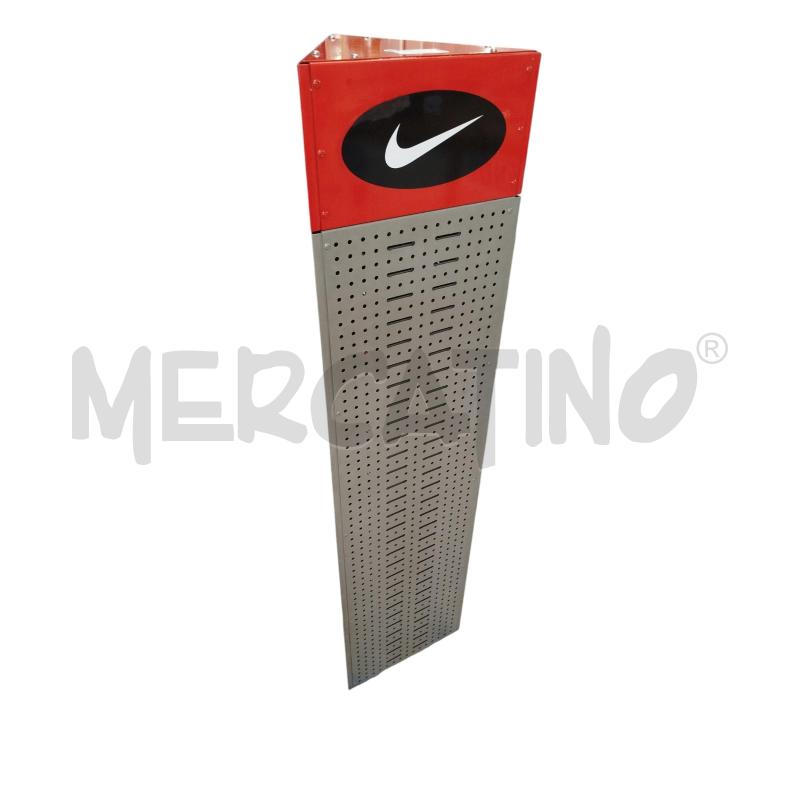 ESPOSITORE TRIANGOLARE GIREVOLE NIKE | Mercatino dell'Usato Chieri 1