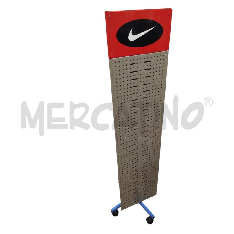 ESPOSITORE TRIANGOLARE GIREVOLE NIKE | Mercatino dell'Usato Chieri 2
