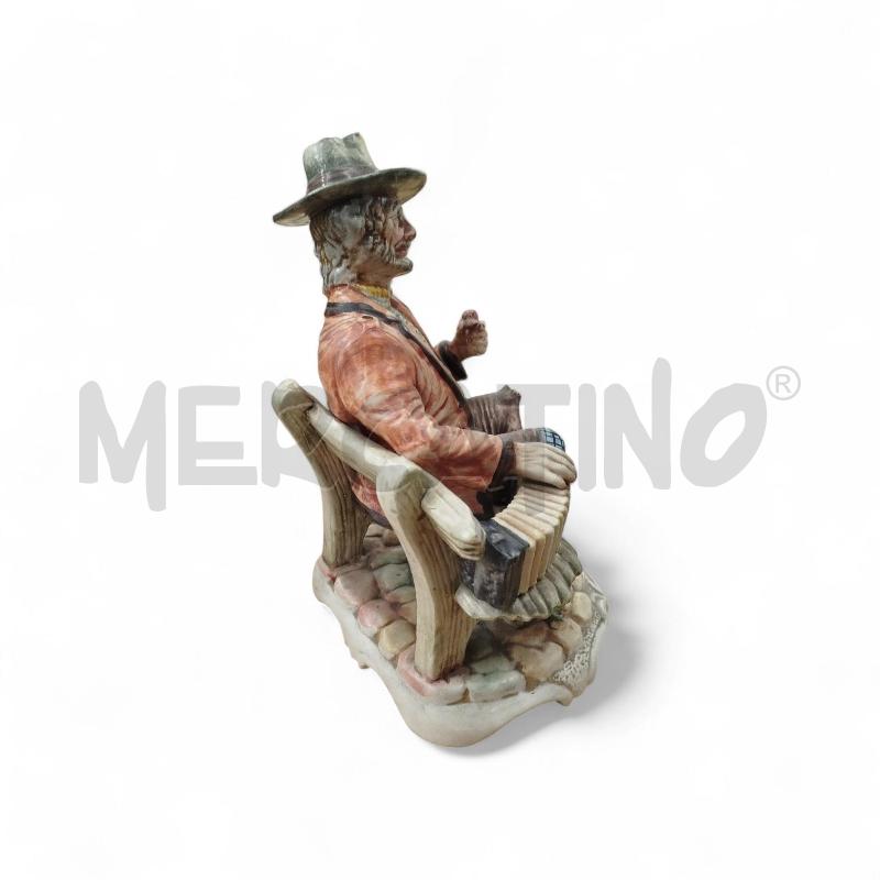 STATUA UOMO SEDUTO CON PIPA E FISARMONICA CAPODIMONTE | Mercatino dell'Usato Chieri 2