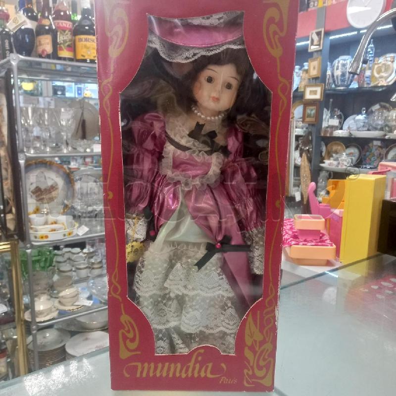 BAMBOLA MUNDIA PARIS  | Mercatino dell'Usato Moncalieri - fr. moriondo 1