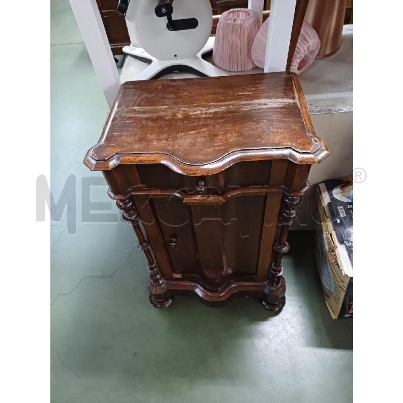 COMODINO COLONNE  | Mercatino dell'Usato Moncalieri - fr. moriondo 3
