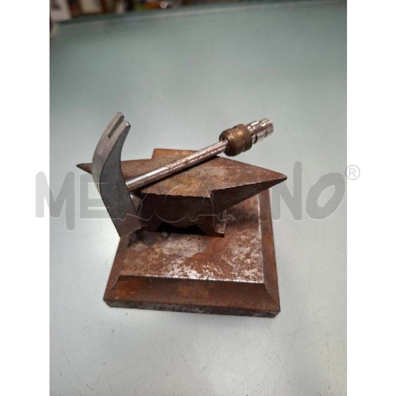 INCUDINE IN FERRO CON MARTELLO DA OROLOGIAIO | Mercatino dell'Usato Moncalieri - fr. moriondo 1