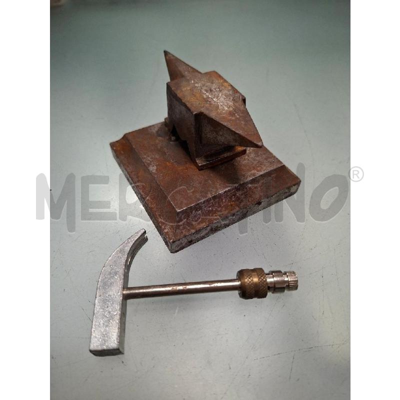 INCUDINE IN FERRO CON MARTELLO DA OROLOGIAIO | Mercatino dell'Usato Moncalieri - fr. moriondo 2