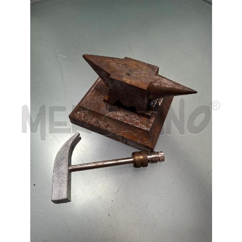 INCUDINE IN FERRO CON MARTELLO DA OROLOGIAIO | Mercatino dell'Usato Moncalieri - fr. moriondo 3