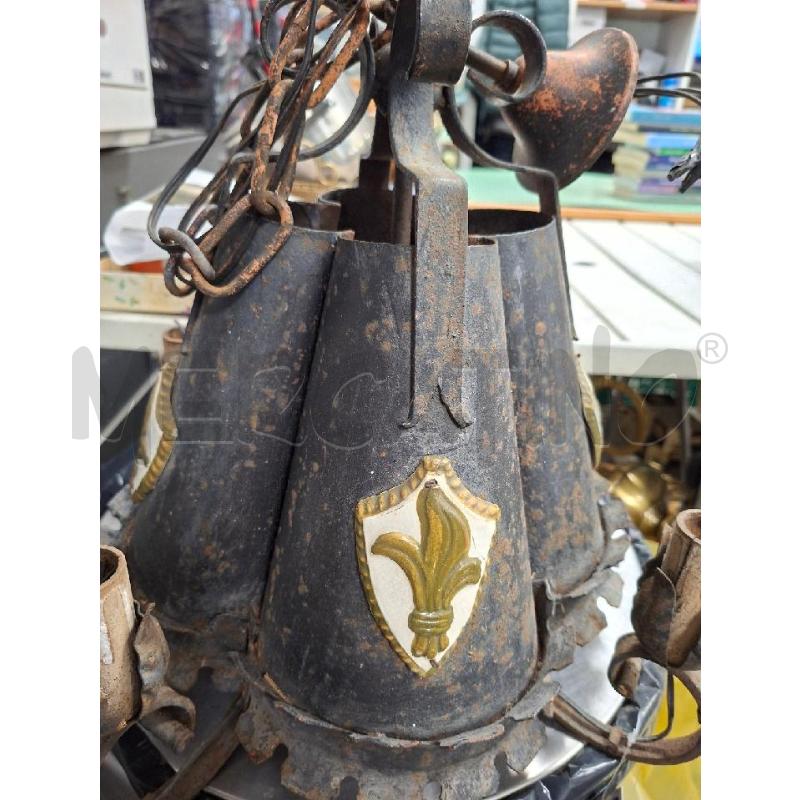 LAMPADARIO IN FERRO BATTUTO CON STEMMI  | Mercatino dell'Usato Moncalieri - fr. moriondo 5