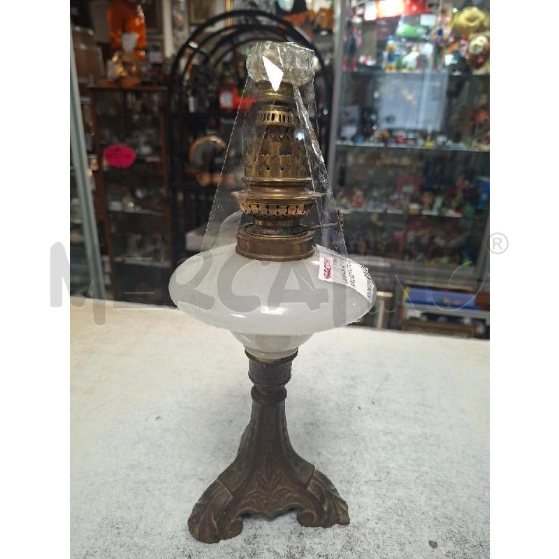 LAMPADA AD OLIO BASE BRONZO VETRO OPALINO | Mercatino dell'Usato Moncalieri - fr. moriondo 1