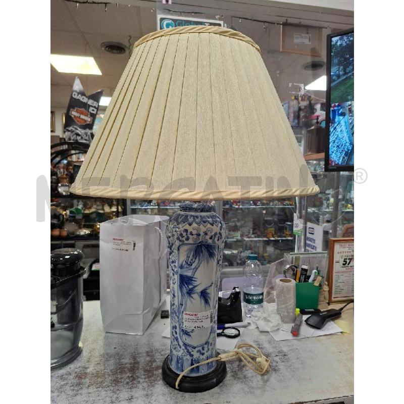 LAMPADA CERAMICA TAIWAN CON PARALUME  | Mercatino dell'Usato Moncalieri - fr. moriondo 1
